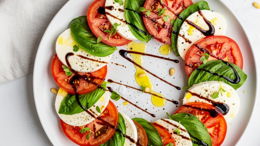 Perfect Caprese Salad Magic: Elevate Flavors with Balsamic Drizzle